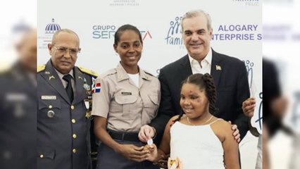 Abinader entrega 250 apartamentos a agentes de la Policía Nacional