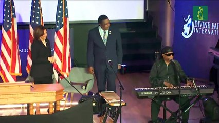 Harris cumple 60 años y Trump fríe papas en McDonald's para desacreditarla