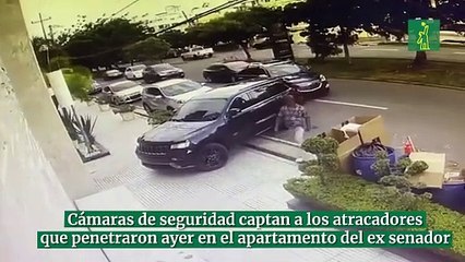 Cámaras de seguridad captan a los atracadores  que penetraron ayer en el apartamento del ex senador