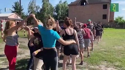 Los jóvenes voluntarios en Ucrania que limpian ciudades destruidas