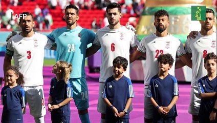 Los once jugadores titulares iraníes cantan su himno nacional