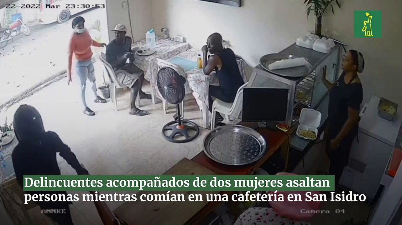 Delincuentes acompañados de dos mujeres asaltan personas mientras comían en una cafetería en San Isidro