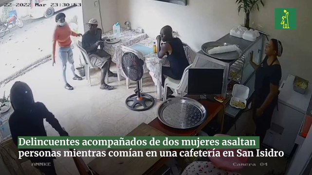 Delincuentes acompañados de dos mujeres asaltan personas mientras comían en una cafetería en San Isidro