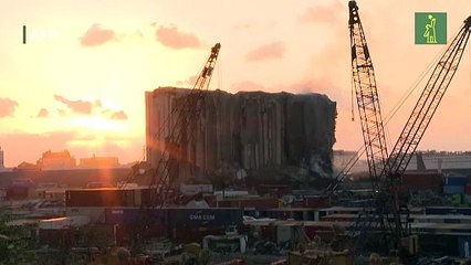 Se derrumban parte de los dañados silos del puerto de Beirut tras incendio