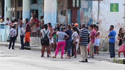 Los cubanos tratan de "resolver" mientras esperan la electricidad
