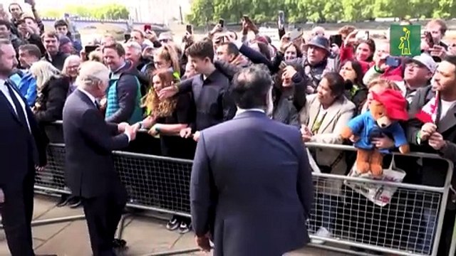 Carlos III y su hijo Guillermo agradecen multitudinario homenaje popular a Isabel II
