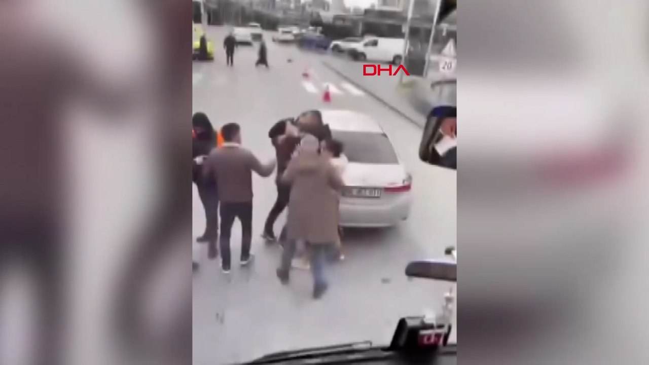 Başakşehir'de yol verme kavgası kamerada