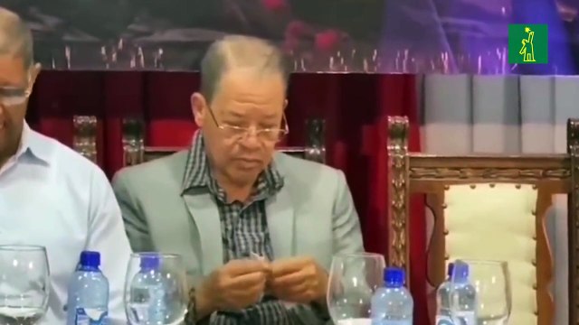 Captan al alcalde de San Francisco de Macorís, Siquio NG de la Rosa, haciendo avioncitos de papel durante actividad