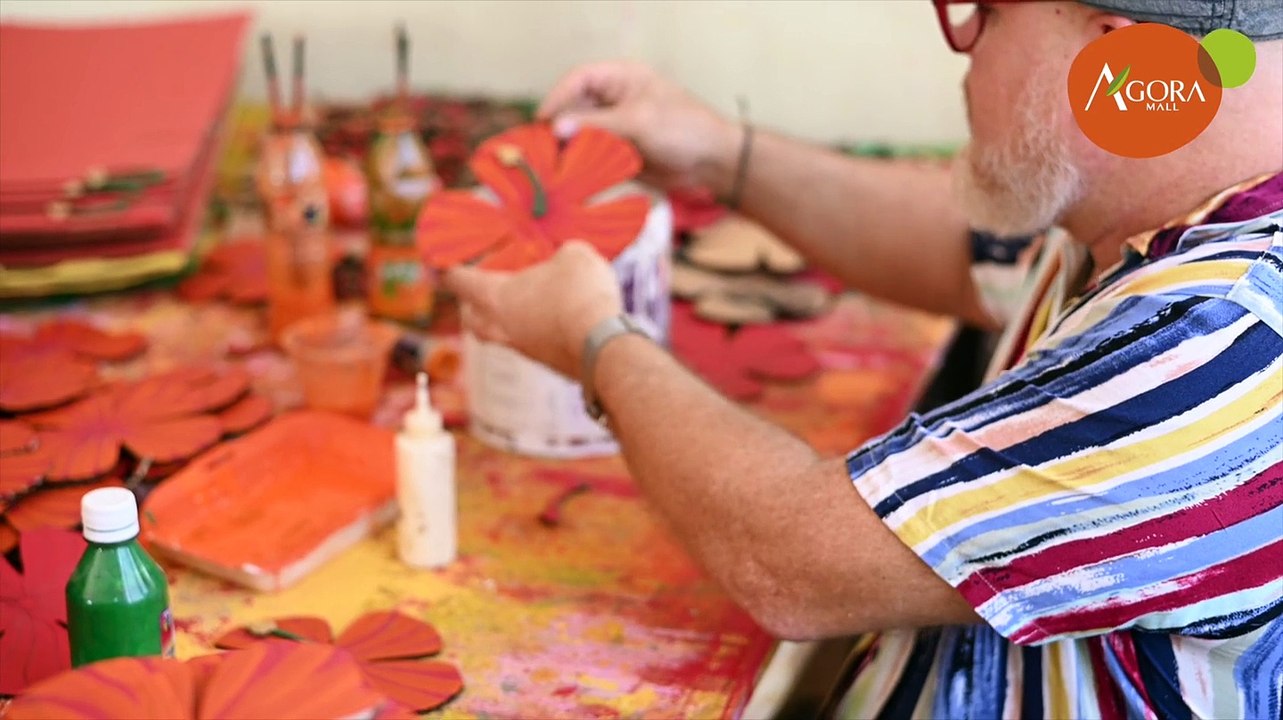 El artesano de las flores del Árbol de la Esperanza