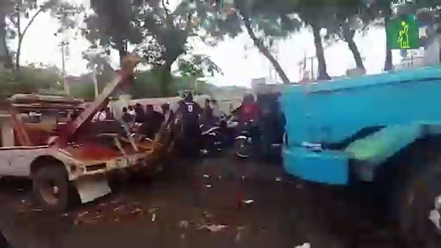 Fila kilométrica bajo la lluvia para registrar motocicletas en Intrant