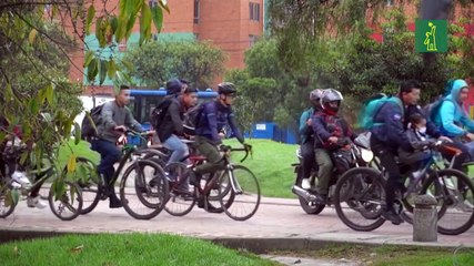 La bicicleta se abre paso entre el infernal tráfico de Bogotá