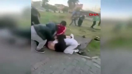 Erkekler gülerek kayda aldı! Okuldan çıkan genç kızlardan içler acısı görüntü