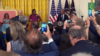 Los Obama revelan sus retratos oficiales entre bromas y vítores