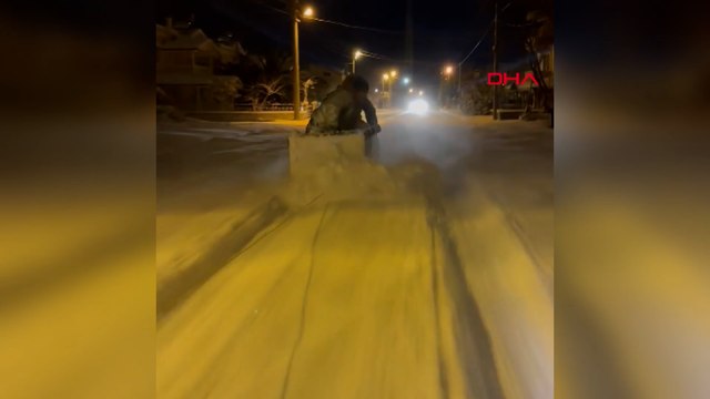 Koltuktan yaptıkları kızağı aracın arkasına bağlayıp, kaydılar