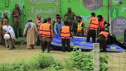 Pakistaníes evacuados por las fuertes inundaciones