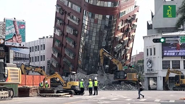 Equipos de rescate buscan a personas atrapadas tras sismo en Taiwán