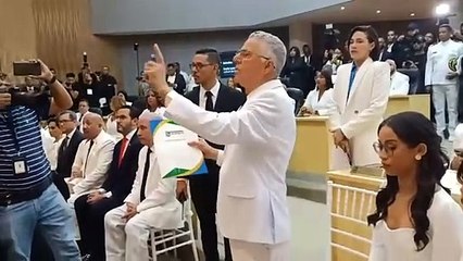 Manuel Jiménez: “¿Y qué es esto,  y pa´donde va esto? ” y da puñetazo a la mesa