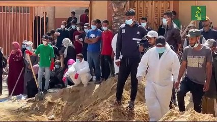 Decenas de cuerpos exhumados en hospital de Gaza, donde Israel promete aumentar su presión