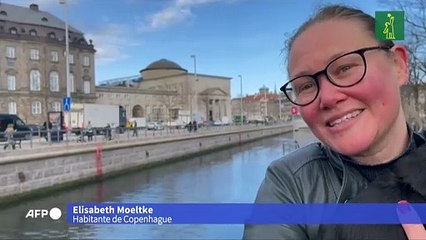 Espectacular incendio en edificio de la antigua Bolsa de Copenhague