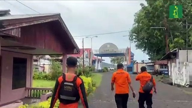 Miles de evacuados en Indonesia por la erupción de un volcán que desató una alerta de tsunami