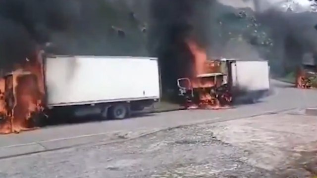 ELN incineró tres camiones en la vía Quibdó – Medellín, tras el anuncio del fin de amenazas