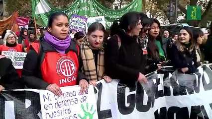 En la marcha 'Ni una menos' achacan a Milei la falta de políticas para proteger a las mujeres
