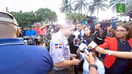 Autoridades sacan camión del mar Caribe