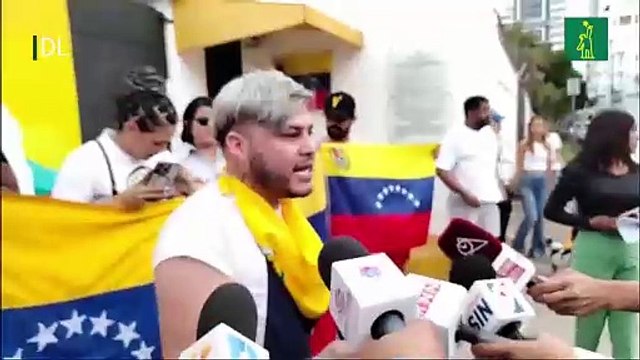 Grupo de venezolanos realizan vigilia frente al Consulado de Venezuela en el país en rechazo de la proclamación de Nicolás Maduro como presidente del país suramericano por seis años