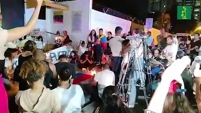 De rodillas, venezolanos elevan oración a Dios por Venezuela durante vigilia en el consulado de su país en República Dominicana