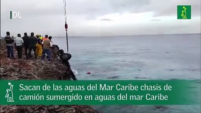 Sacan de las aguas del Mar Caribe chasis de camión sumergido en aguas del mar Caribe