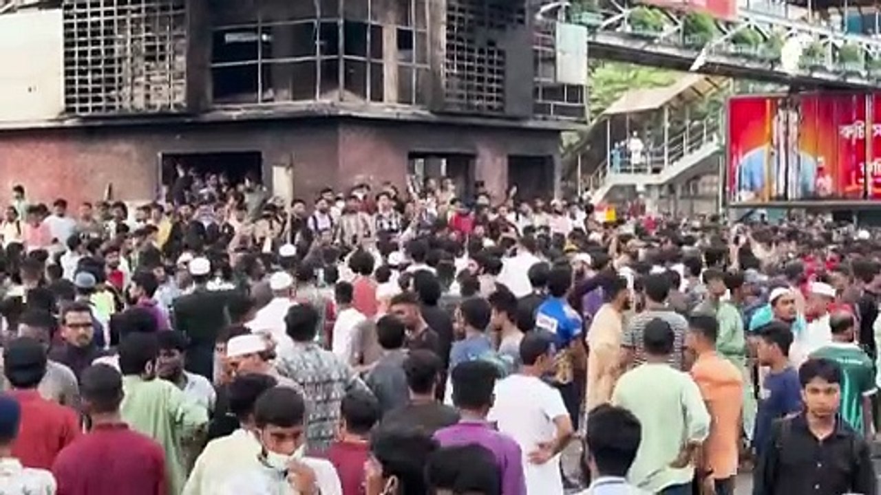 Manifestantes en Bangladés asaltan una prisión y liberan a cientos de presos