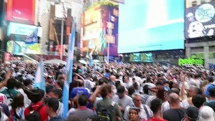 Los aficionados argentinos vuelven a tomar Times Square en un nuevo "banderazo"