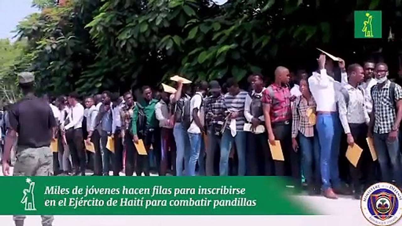 Miles de jóvenes hacen filas para inscribirse e...