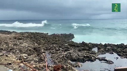 El oleaje aumenta en el malecón de Santo Domingo a medida que se acerca la tarde