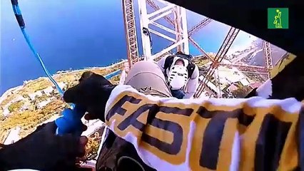 Un funambulista cruza sobre la mayor cuerda floja del mundo los 3.600 metros del Estrecho de Mesina