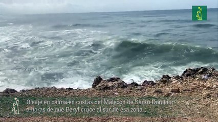 Oleaje en calma en costas del Malecón de Santo Domingo a horas de que Beryl cruce al sur de esa zona