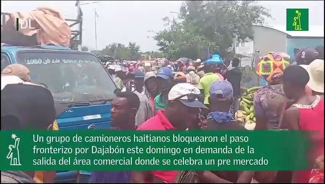 Un grupo de camioneros haitianos bloquearon el paso fronterizo por Dajabón este domingo en demanda de la salida del área comercial donde se celebra un pre mercado