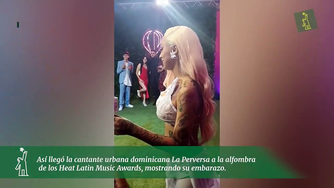 Así llegó la cantante urbana dominicana La Perversa a la alfombra de los Heat Latin Music Awards, mostrando  su embarazo