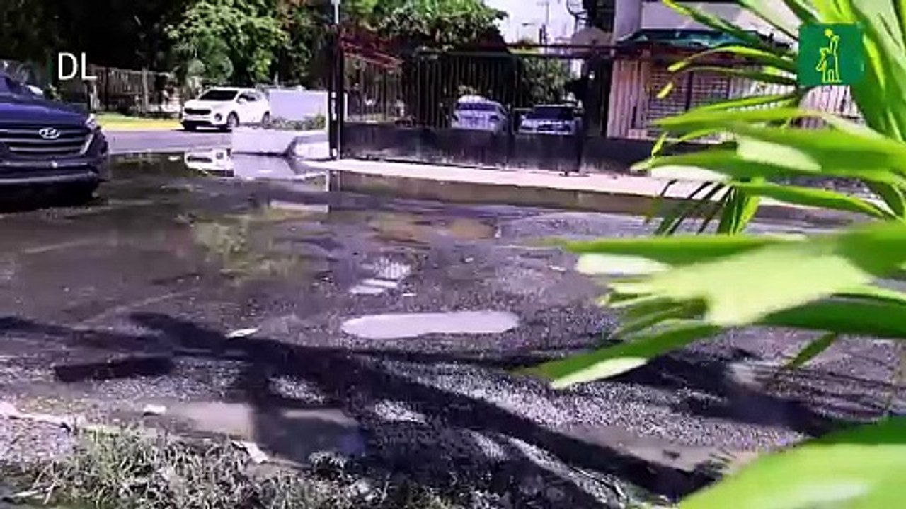 Charco apesta y daña calle Santiago