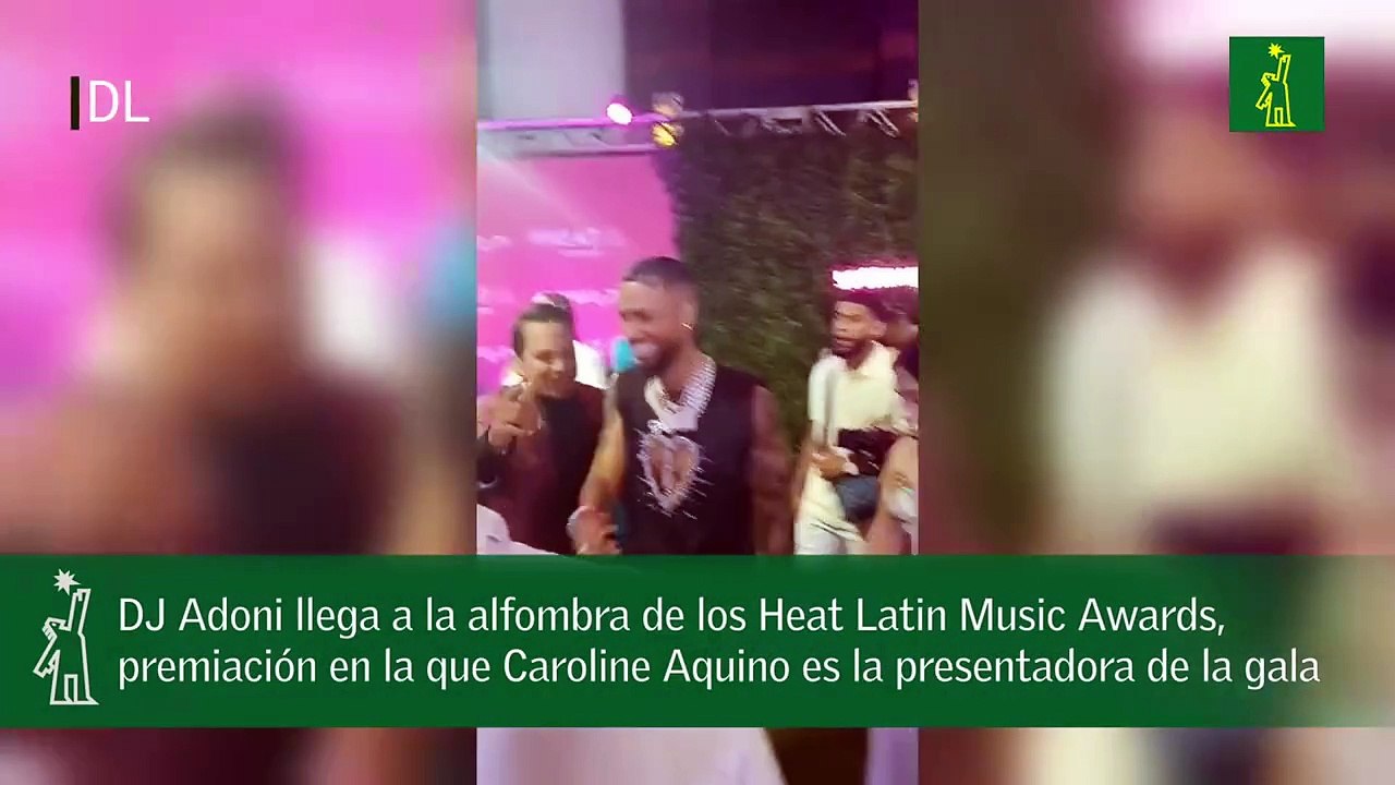DJ Adoni llega a la alfombra de los Heat Latin Music Awards,  premiación en la que Caroline Aquino es la presentadora de la gala