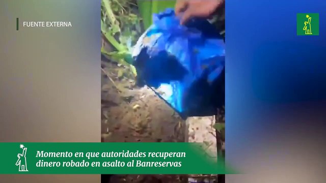 Momento en que autoridades recuperan dinero robado en asalto al Banreservas