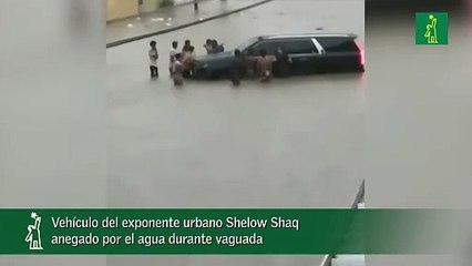 Vehículo del exponente urbano Shelow Shaq anegado por el agua durante vaguada