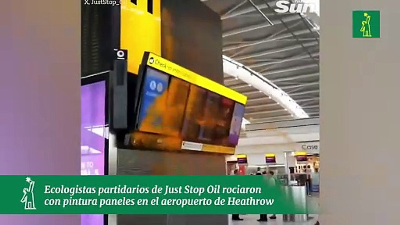 Ecologistas partidarios de Just Stop Oil rociaron con pintura paneles en el aeropuerto de Heathrow, Londres