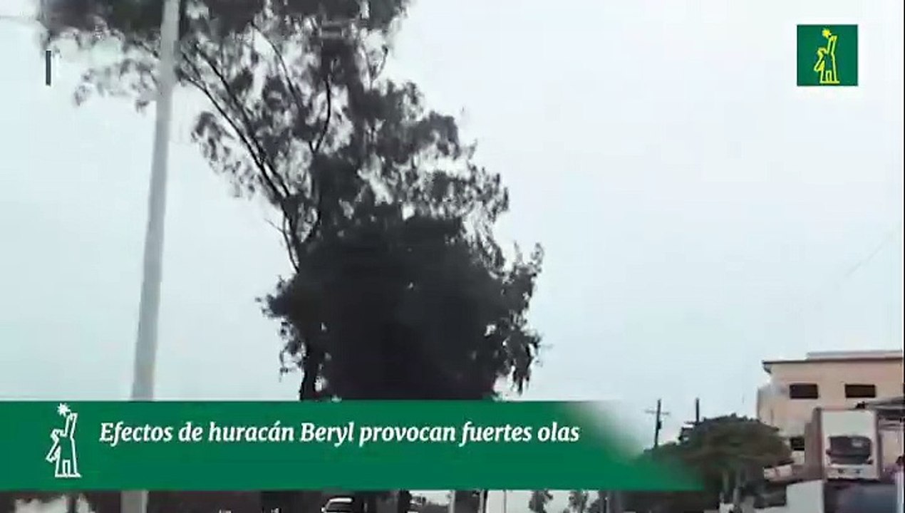 Efectos de huracán Beryl provocan fuertes olas