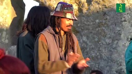 Miles reciben el verano boreal en el sitio prehistórico británico de Stonehenge