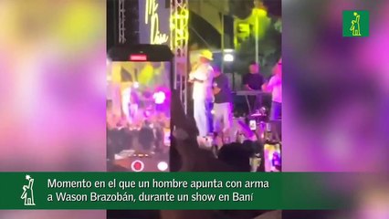 Momento En El Que Un Hombre Apunta Con Arma  A Wason Brazobán, Durante Un Show En Baní