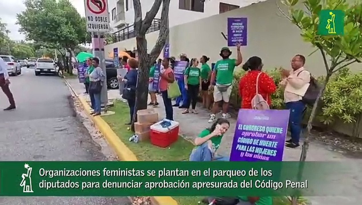 Organizaciones feministas se plantan en el parqueo de los diputados para denunciar aprobación apresurada del Código Penal