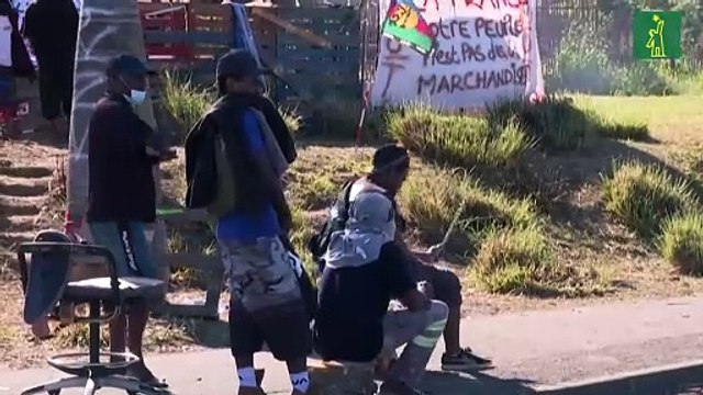 Edificios incendiados en disturbios en el territorio francés de Nueva Caledonia