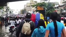 Estallan protestas contra reelección de Maduro en barriadas de Caracas