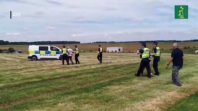Dos ecologistas detenidos tras rociar con pintura naranja el monumento de Stonehenge